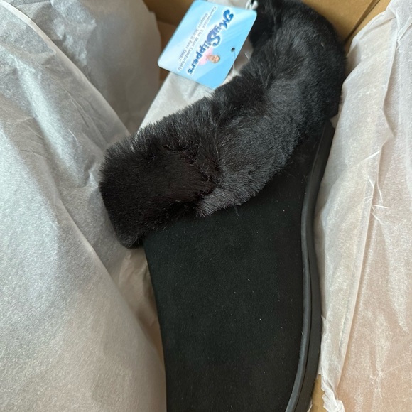 ComfySlippers Women's Black Slippers - Picture 6 of 6